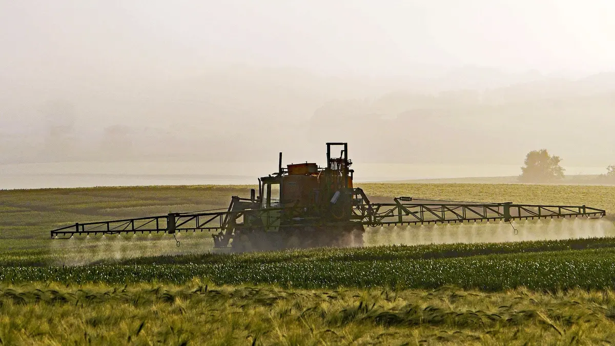 Landwirt sprüht Pflanzenschutzmittel auf eine großes Feld