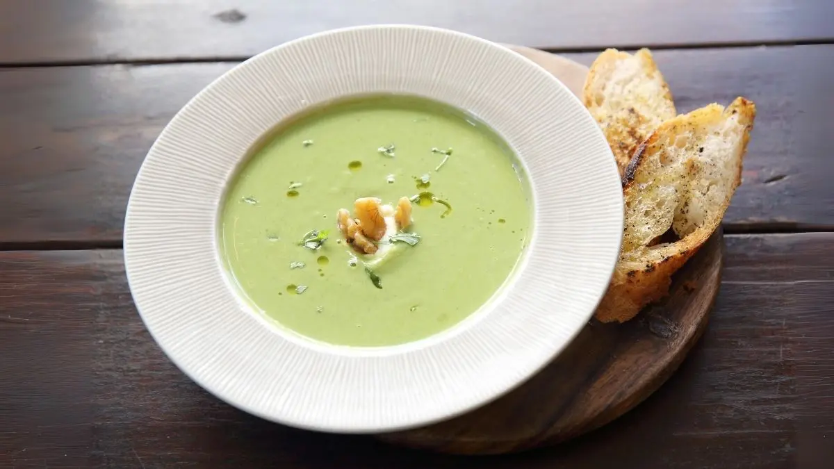 Brokkoli-Cremesuppe auf einem Teller