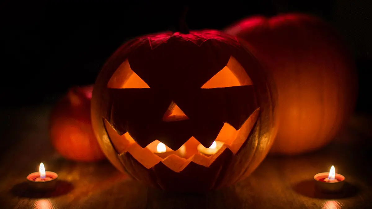 Ein Halloween-Kürbis mit Beleuchtung