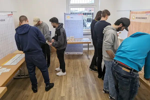 Teilnehmende vom Workshop für Menschen mit Migrationshintergrund an Spielstationen.