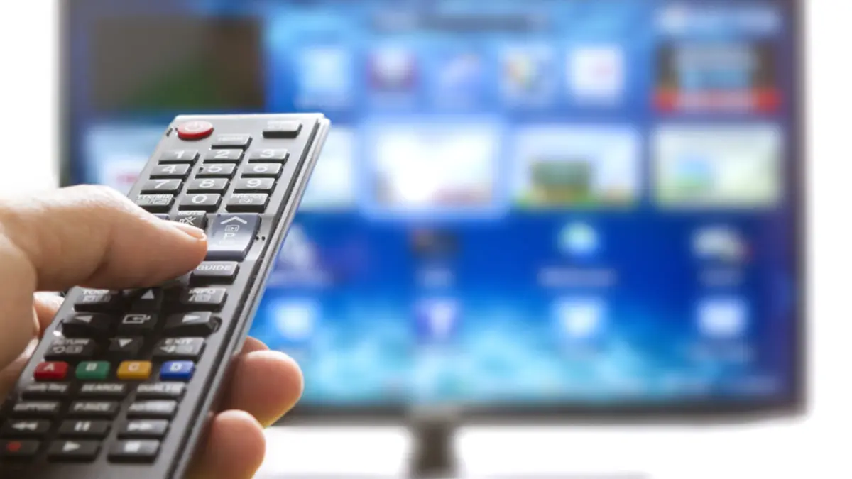 Fernbedienung wird auf Fernseher gerichtet