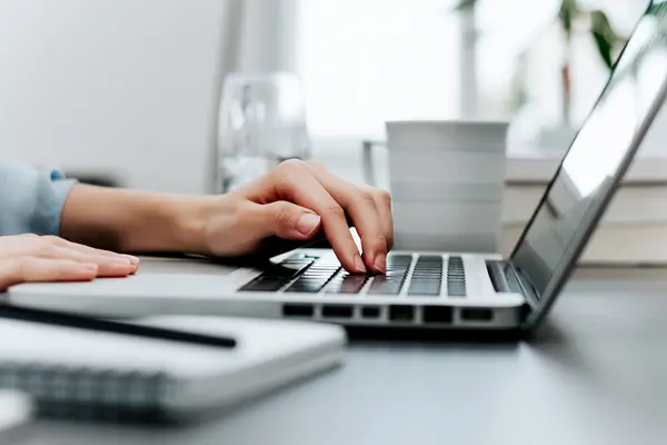 Finger tippen auf Laptop-Tastatur