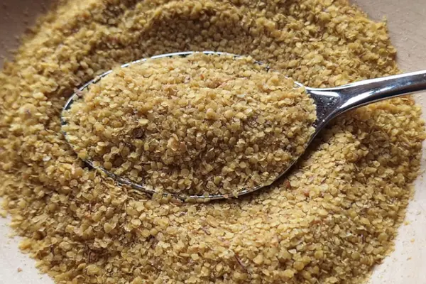Ein Esslöffel mit Weizenkeimen