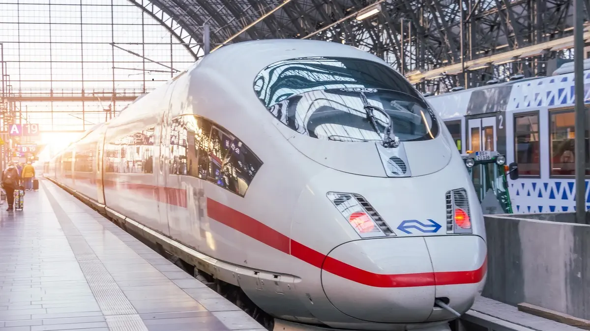 Ein ICE der Deutschen Bahn steht an einem Bahnsteig auf dem Frakfurter Hauptbahnhof.
