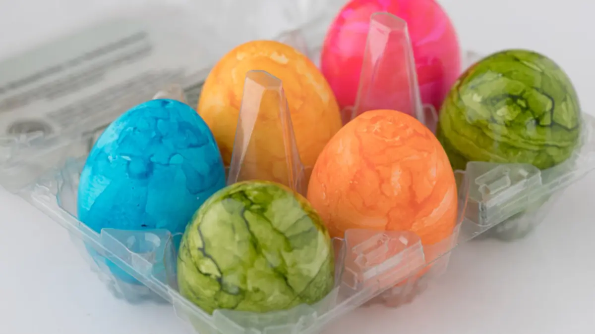 sechs bunt gefärbte Eier