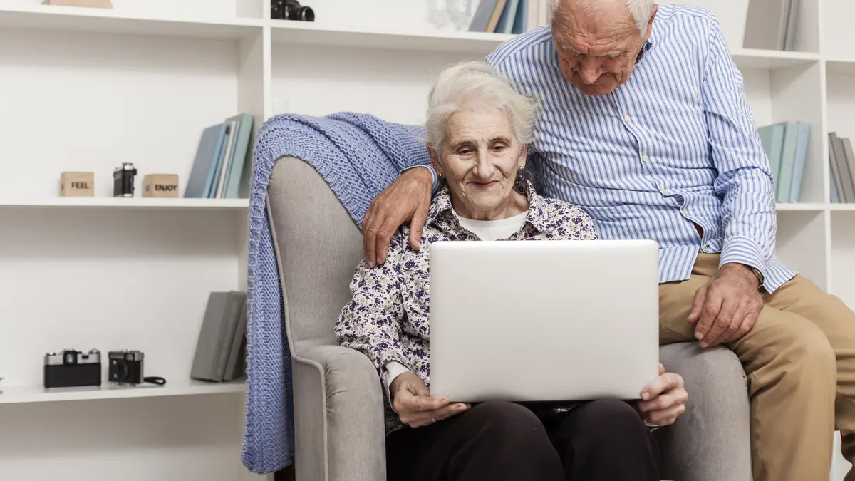 Schmuckbild: Seniorenehepaar, das gemeinsam auf Laptop schaut