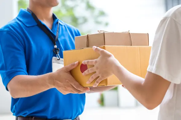 Paket Kurier übergibt ein Paket