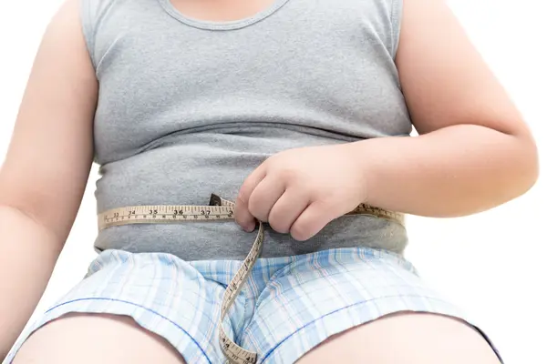 Bauch eines übergewichtigen Jungen mit Maßband.