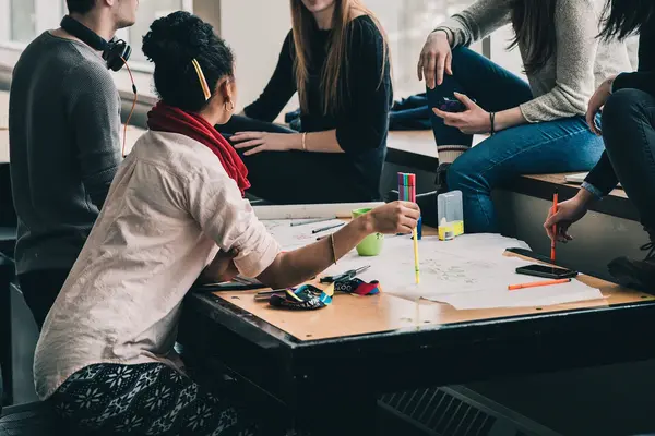 Schüler:innen am Tisch