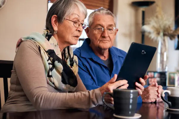 Senior und Seniorin am Tablet