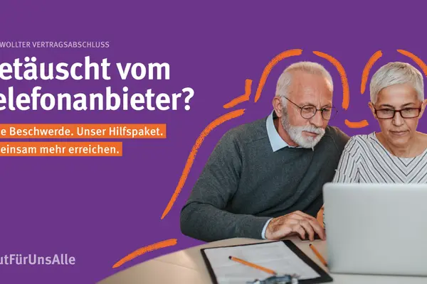 Ein älteres Paar sitzt gemeinsam vor einem Laptop und wirkt konzentriert. Der Mann trägt eine Brille und ein graues Oberteil, die Frau hat kurze graue Haare und trägt eine Brille sowie eine gestreifte Bluse. Im Hintergrund steht auf violettem Hintergrund die Frage: "Getäuscht vom Telefonanbieter?" sowie ein Aufruf zur Beschwerde. Orangefarbene grafische Elemente umrahmen das Paar.