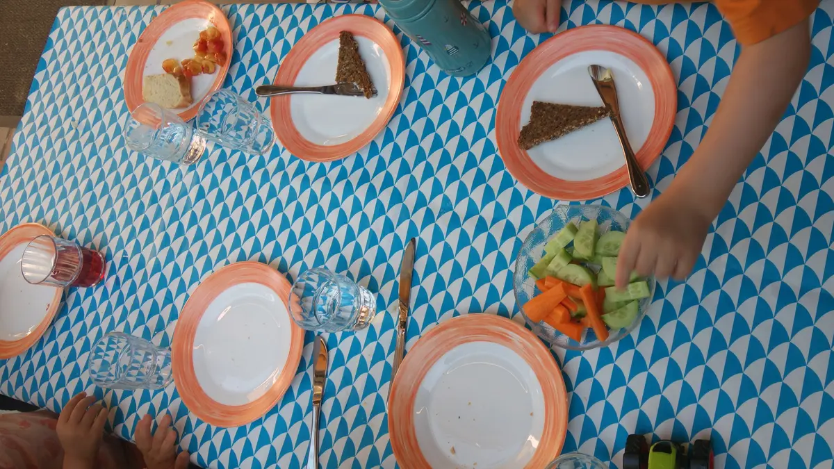 Frühstückstisch der Kita Kleine Strandpiraten