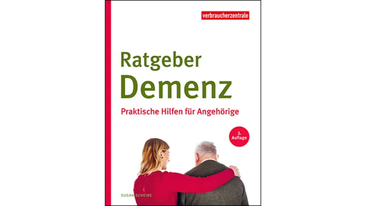 Junge Frau schützt älteren Mann