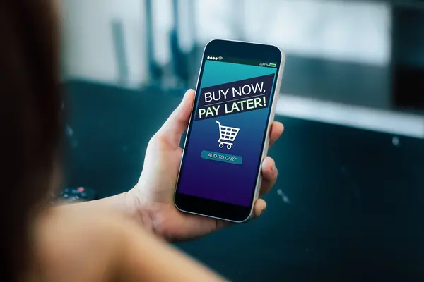 Auf einem Handy wird ein Screen mit der Aufschrift "Buy now, pay later" angezeigt.