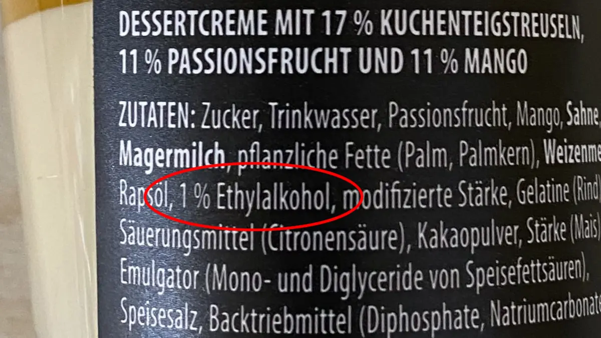 Zutatenliste eines Glases Dessertcreme mit eingekreistem Wort "Ethylalkohol"
