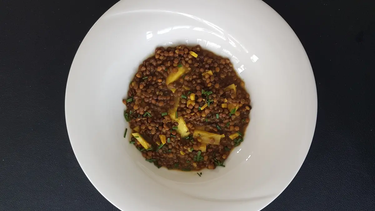 Ein Teller mit Linsencurry