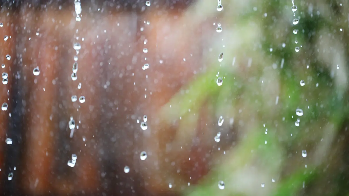 Herunterfallende Regentropfen am Fenster