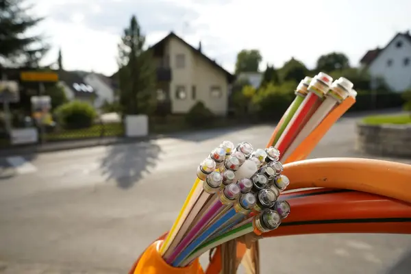Glasfaserkabel vor einem Haus