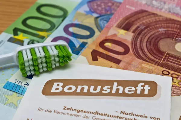 Das Bonusheft beim Zahnarzt hilft bares Geld sparen für Zahnersatz.