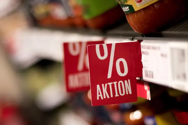 Aktionsschild in Supermarkt