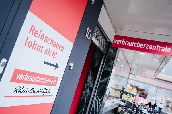 Ein Plakat neben einer EIngangstür.