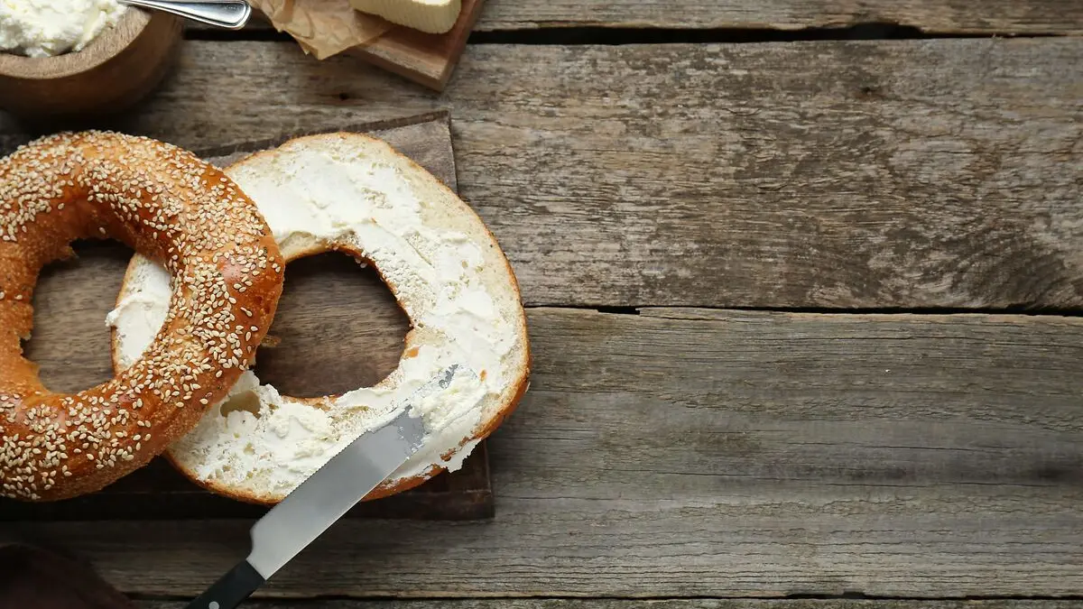 aufgeschnittener Bagel auf Holzhintergrund