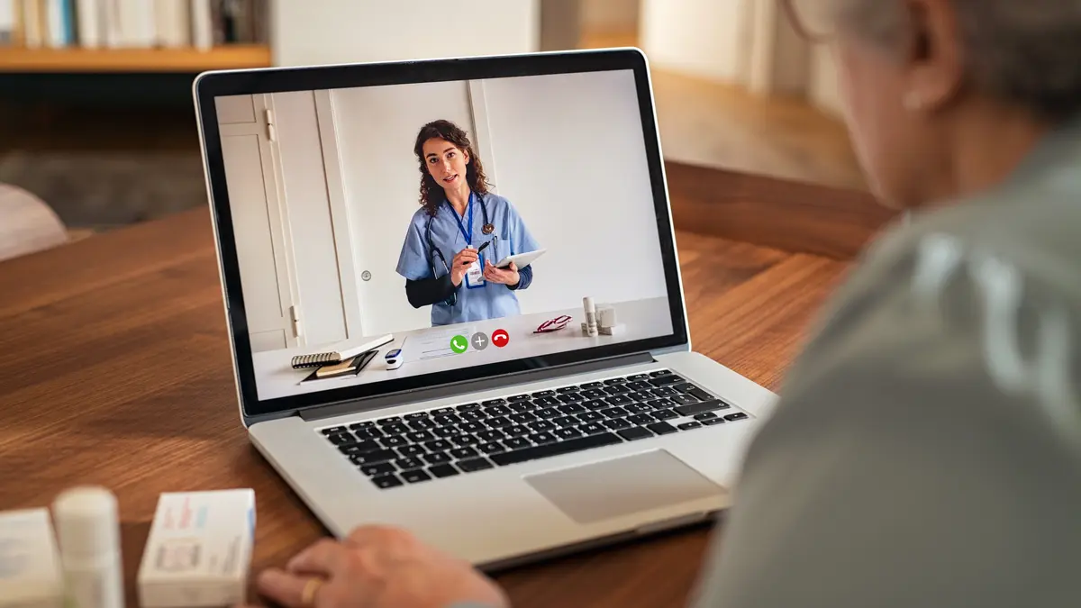 Eine Ärztin spricht mit einer Patientin in einer Videosprechstunde