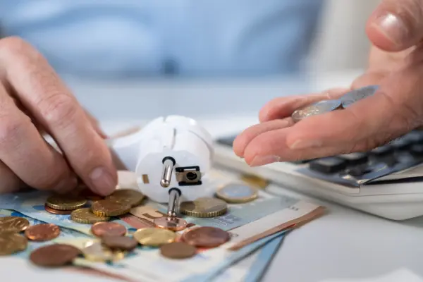Hände, die Geld zählen.