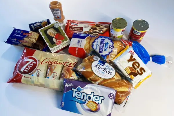 Produktauswahl zu Alkohol in Lebensmitteln Kuchen Desserts Fertigsuppen Saucen (c) Verbraucherzentrale Brandenburg