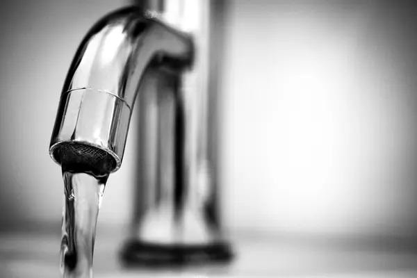 laufender Wasserhahn