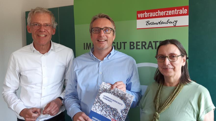 Björn Lüttmann mit Rechtsberaterin Martina Roggenkamp und Geschäftsführer Christian Rumpke