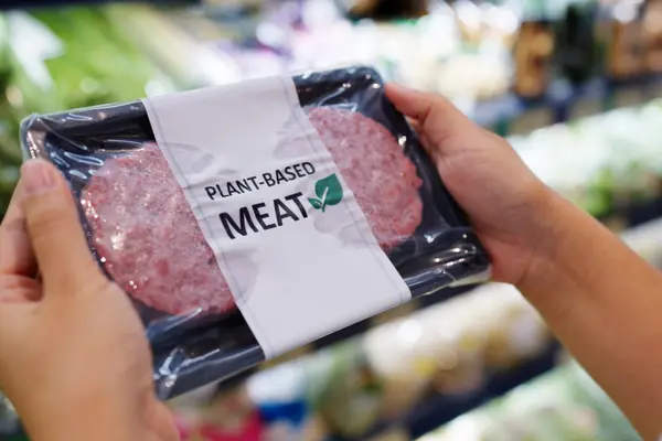 Nahaufnahme pflanzliche Burgerpatties in Händen