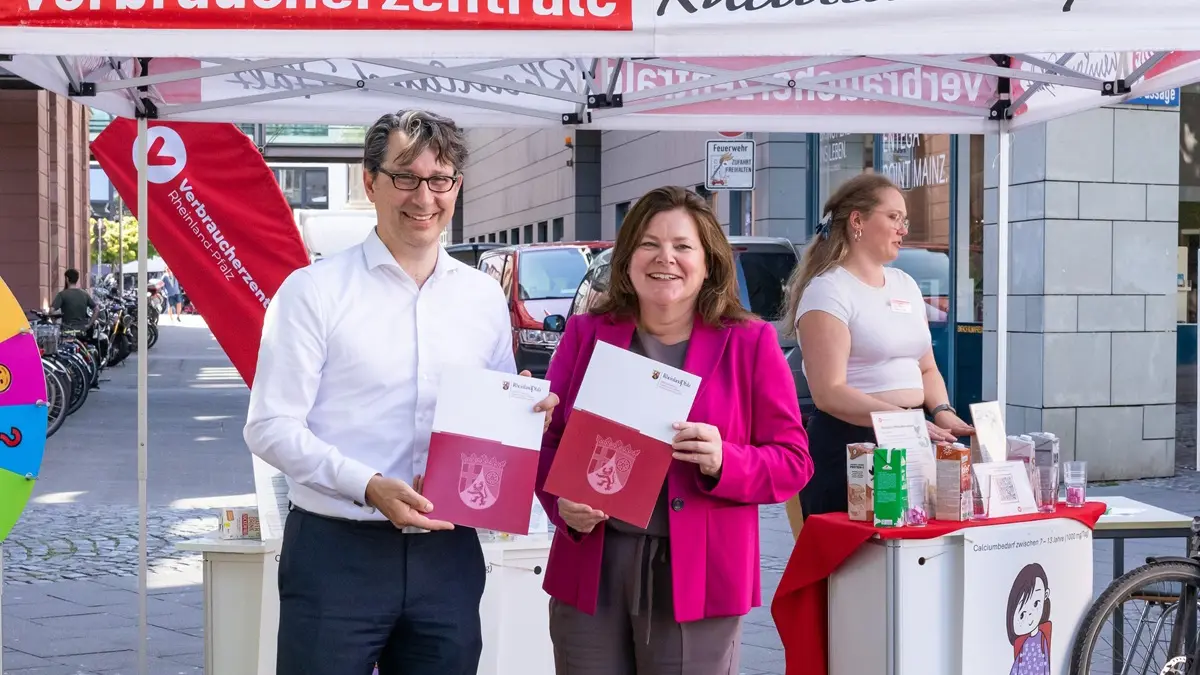 Zwei Personen bei der Übergabe eines Förderbescheids