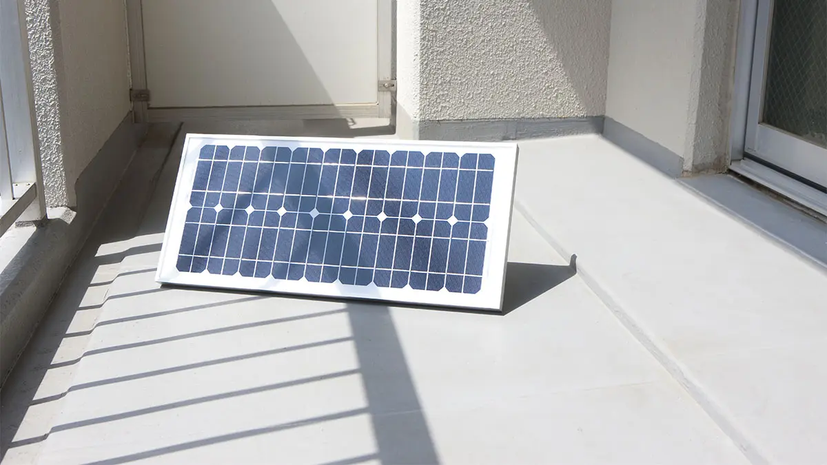 Stecker-PV-Gerät auf einem Balkon