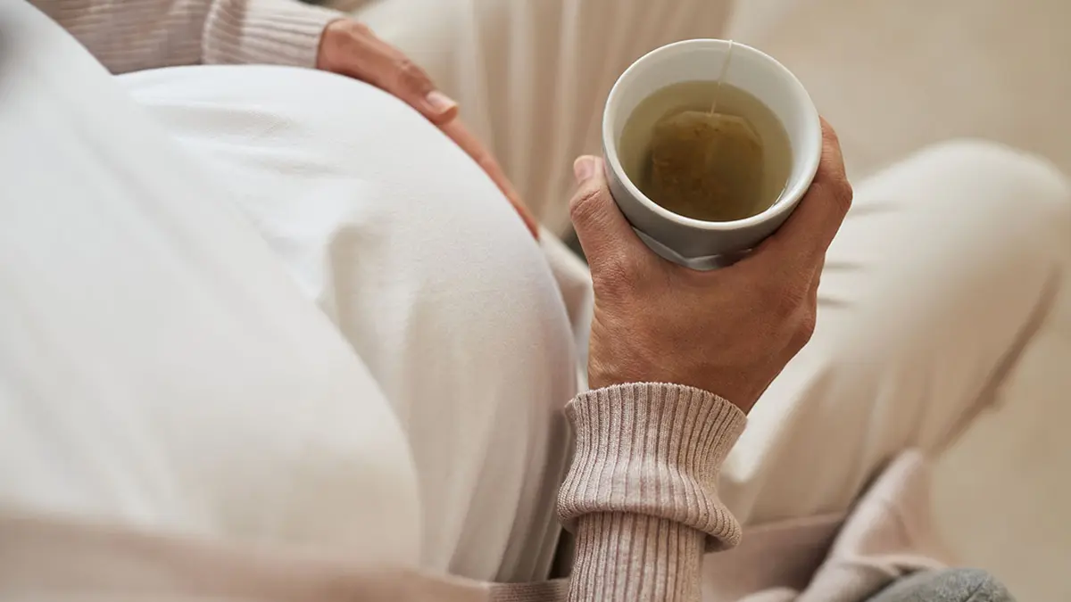 Schwangere Frau trinkt einen Tee