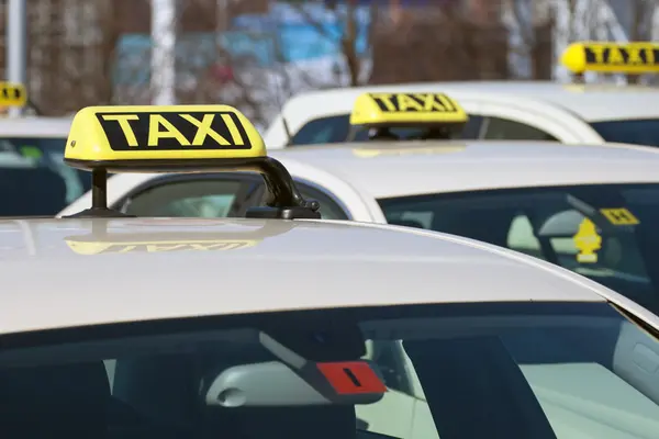 Mehrere Taxis neben- und hintereinander