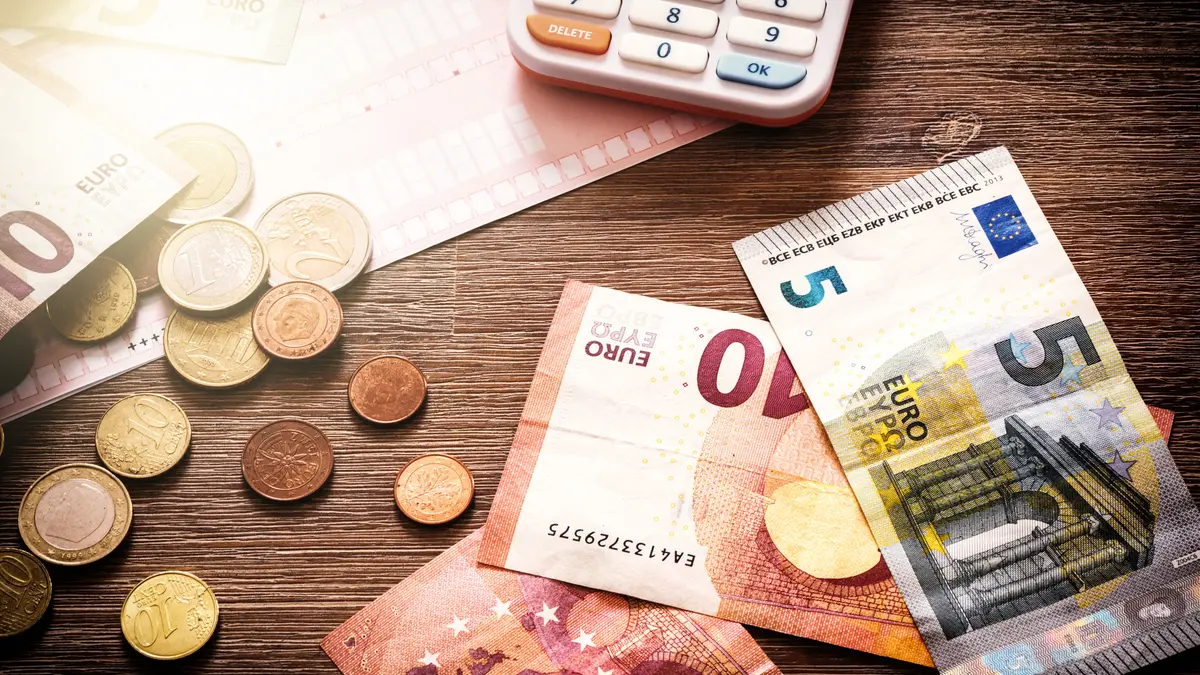 Banknoten und Münzen