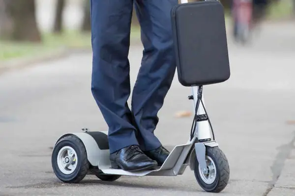 Mann auf einem E-Scooter auf der Straße