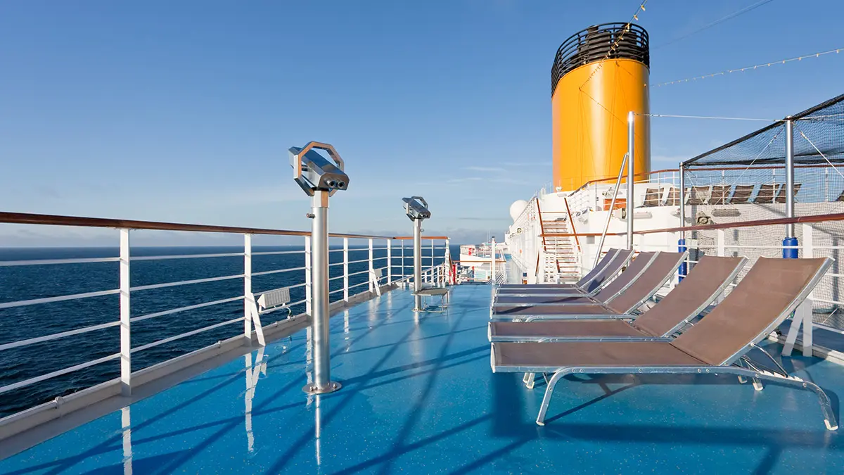 Deck eines Kreuzfahrtschiffes