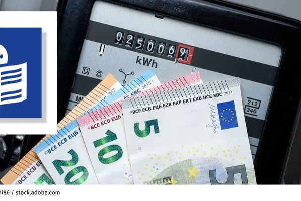 Einige Geldscheine vor einem Stromzähler.