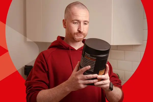 Mann hält Proteinpulver in der Hand
