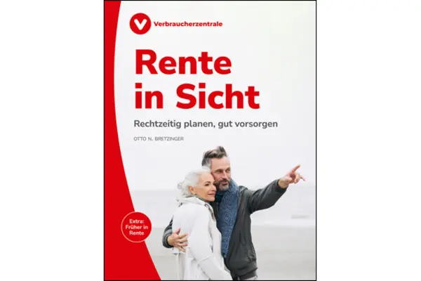 Älteres Ehepaar schaut in die Ferne