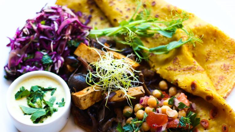 Teller mit einem veganen Gericht