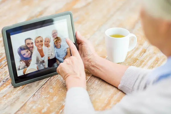 Senior mit Tablet