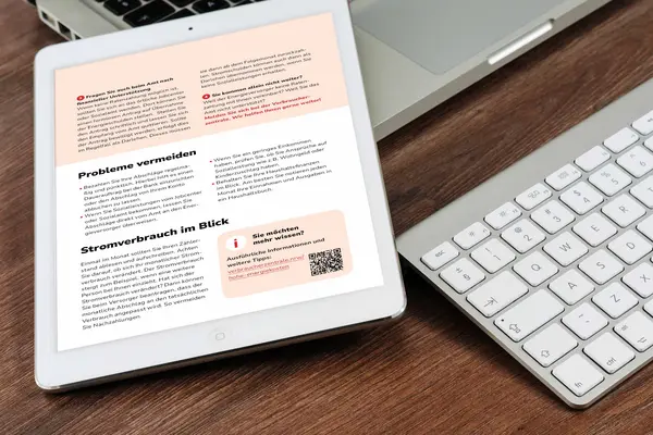 Tablet mit PDF-Broschüre, Tastatur und Maus