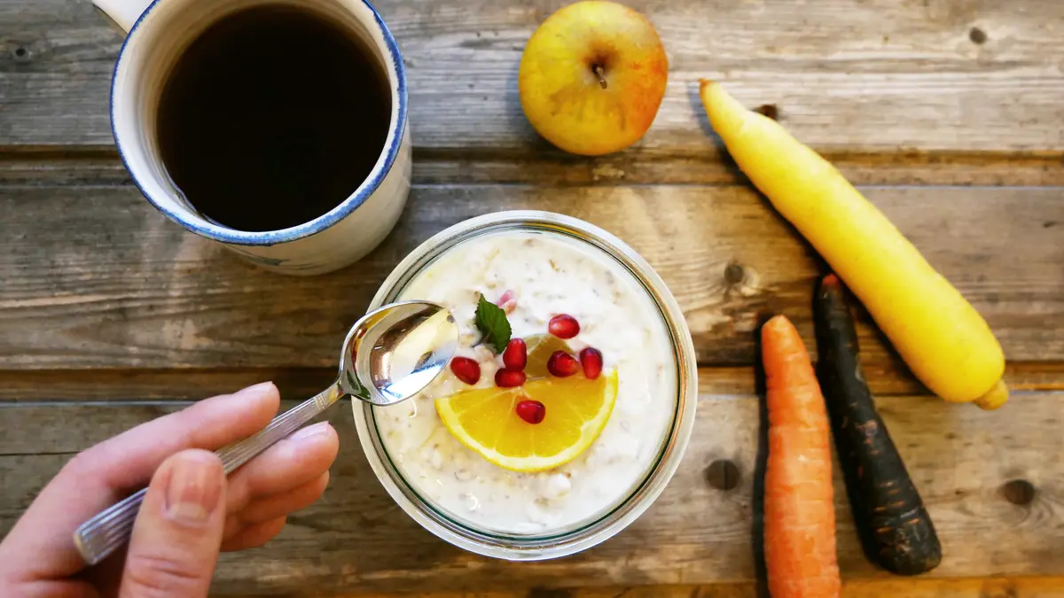 gesundes Frühstück mit Bircher Müsli und Gemüse