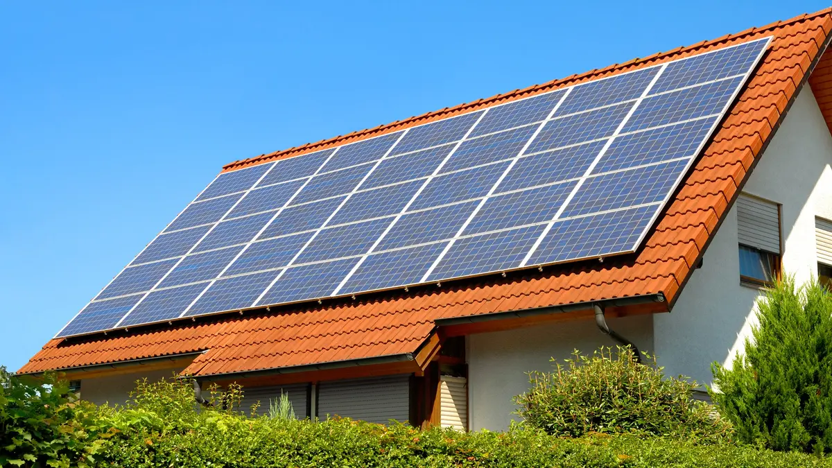 Dach mit Photovoltaikanlage