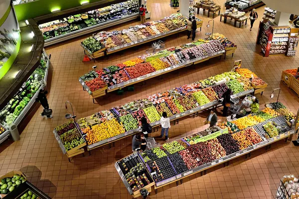 Blick von oben auf einen Supermarkt