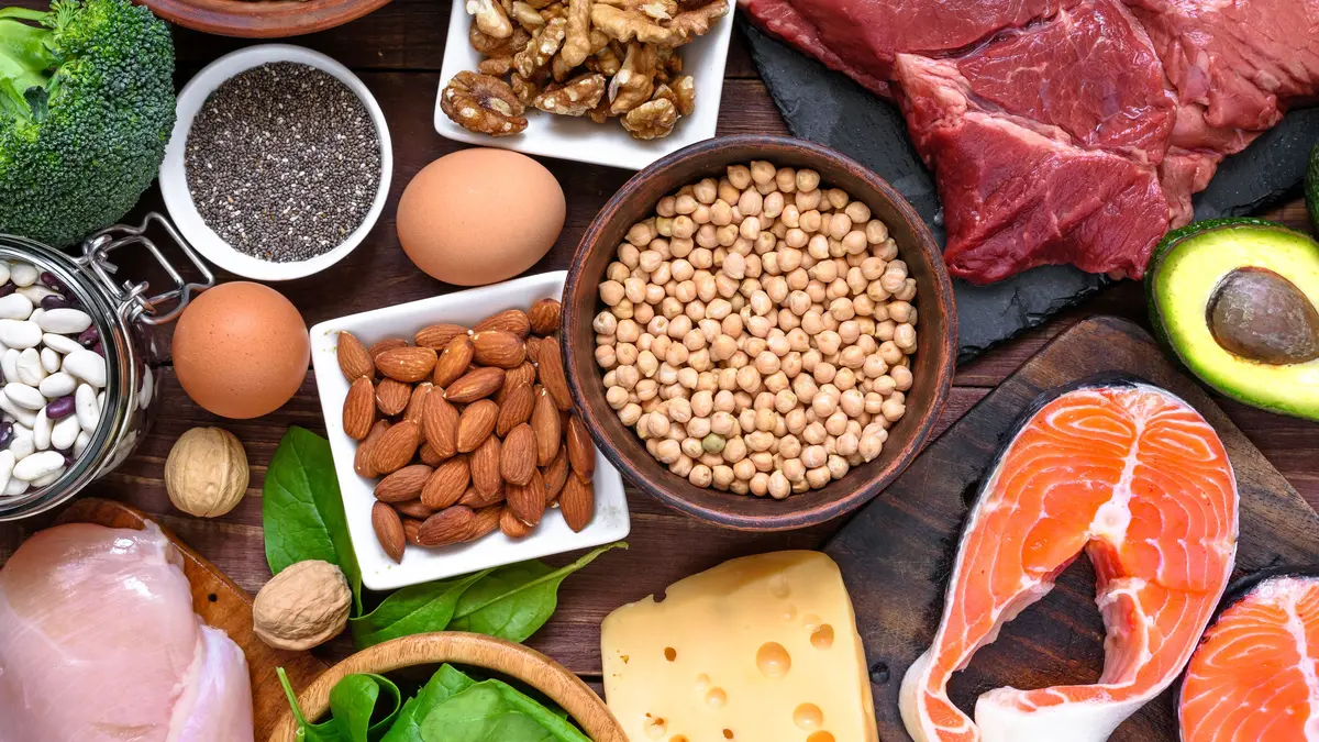 Nüsse, Hülsenfrüchte, Käse, Fisch und Eier liegen auf einem Tisch