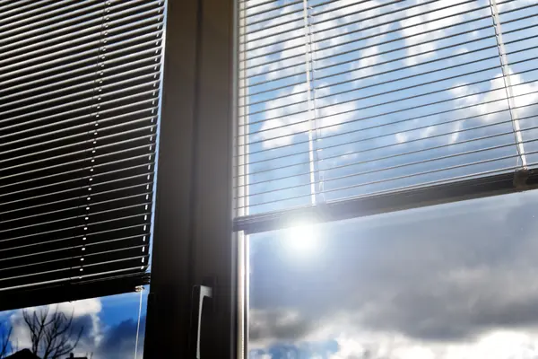 Sonne scheint durchs Fenster mit Plissés